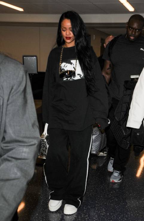 Rihanna na lotnisku w Los Angeles, 06.03.2016, fot. East News