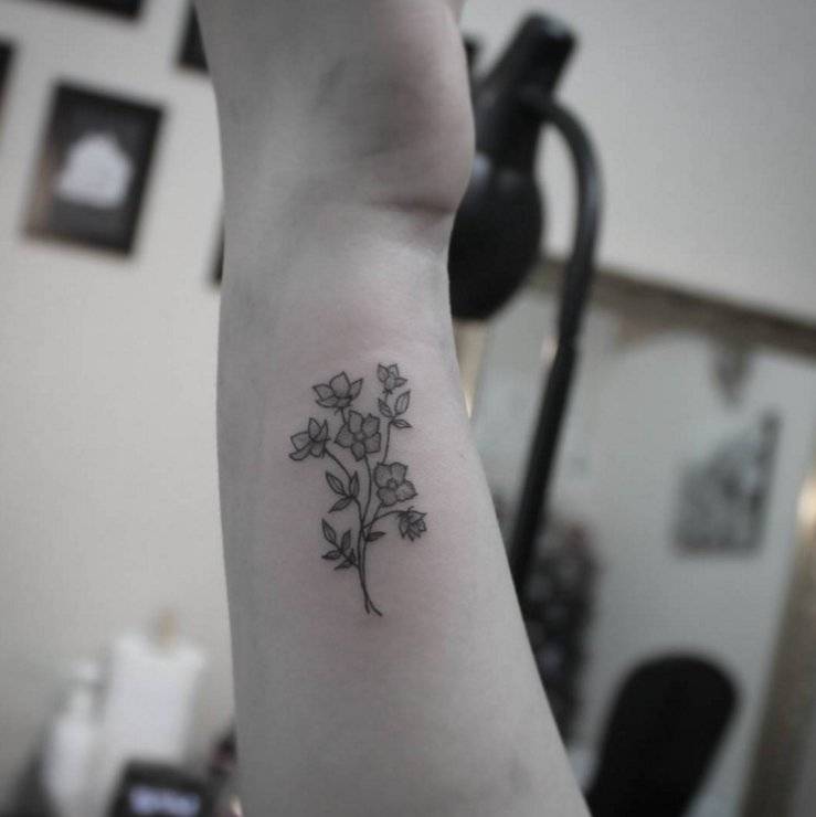 Tatuaże kwiaty, tatuaże rośliny,  fot. instagram.com/tattooist_ebony