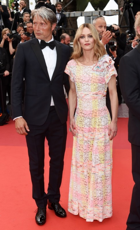 Cannes 2016, stylizacje gwiazd: Mads Mikkelsen i Vanessa Paradis na premierze filmu "Cafe Society", fot. East News