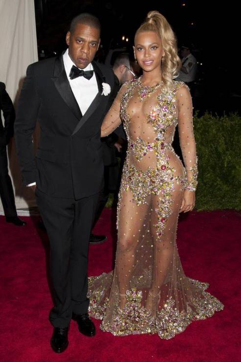 Stylizacje gwiazd: suknie typu naked dress. Beyonce (w kreacji Givenchy haute couture) na Met Gala 2015,  fot. East News