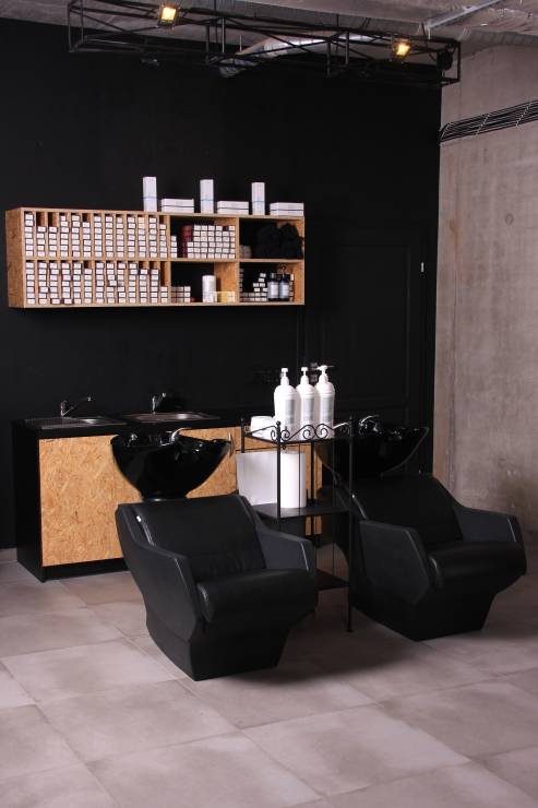 Industrialne wnętrza krakowskiego salonu fryzjerskiego Bonza Hair&Beauty, projekt Agneiszka Wójcik z pracowni AW Interior Design, fot. mat. pracowni