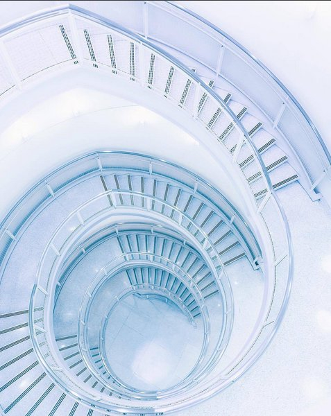 #worldneedsmorespiralstaircases - schody kręcone na Instagramie, fot. via Instagram/worldneedsmorespiralstaircases