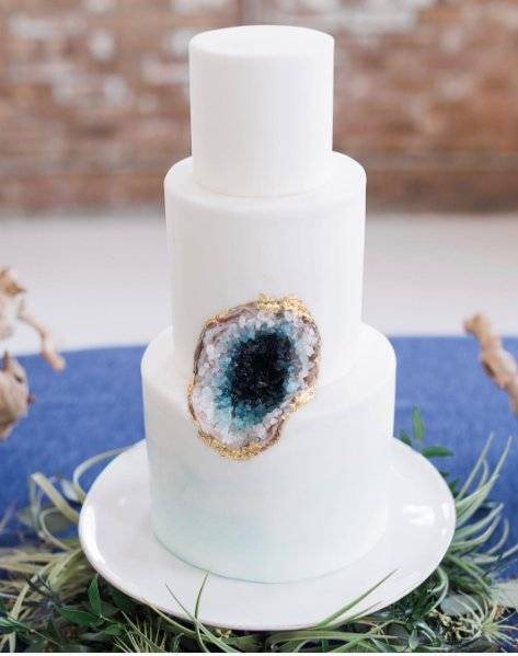 #geodeweddingcake Torty ślubne przypominające kamienie szlachetne, fot. instagram borrowednblue