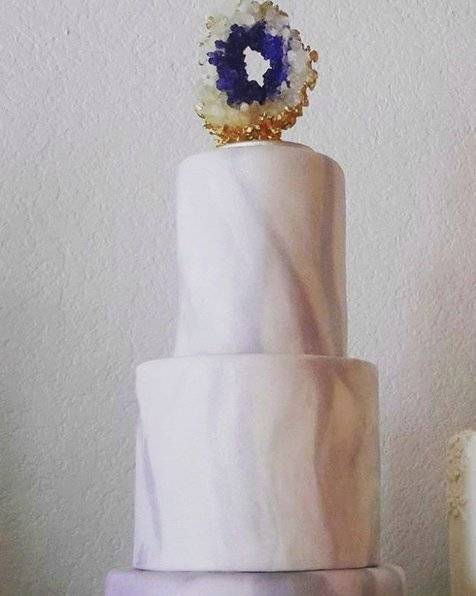 #geodeweddingcake Torty ślubne przypominające kamienie szlachetne, fot. instagram kelleykakes