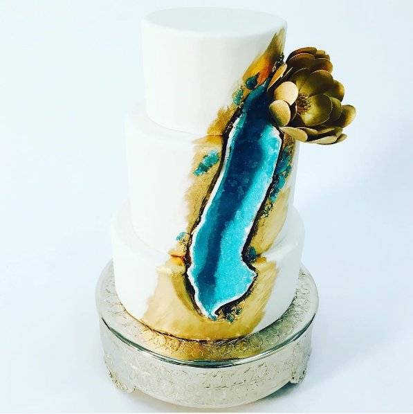 #geodeweddingcake Torty ślubne przypominające kamienie szlachetne, fot. instagram the_valley_cake_co