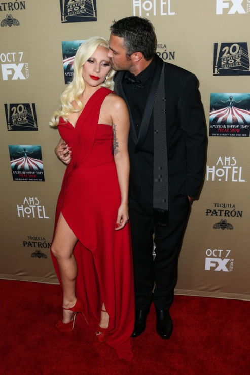 Lady Gaga i Taylor Kinney na premierze "American Horror Story: Hotel", 2015 rok, fot. East News