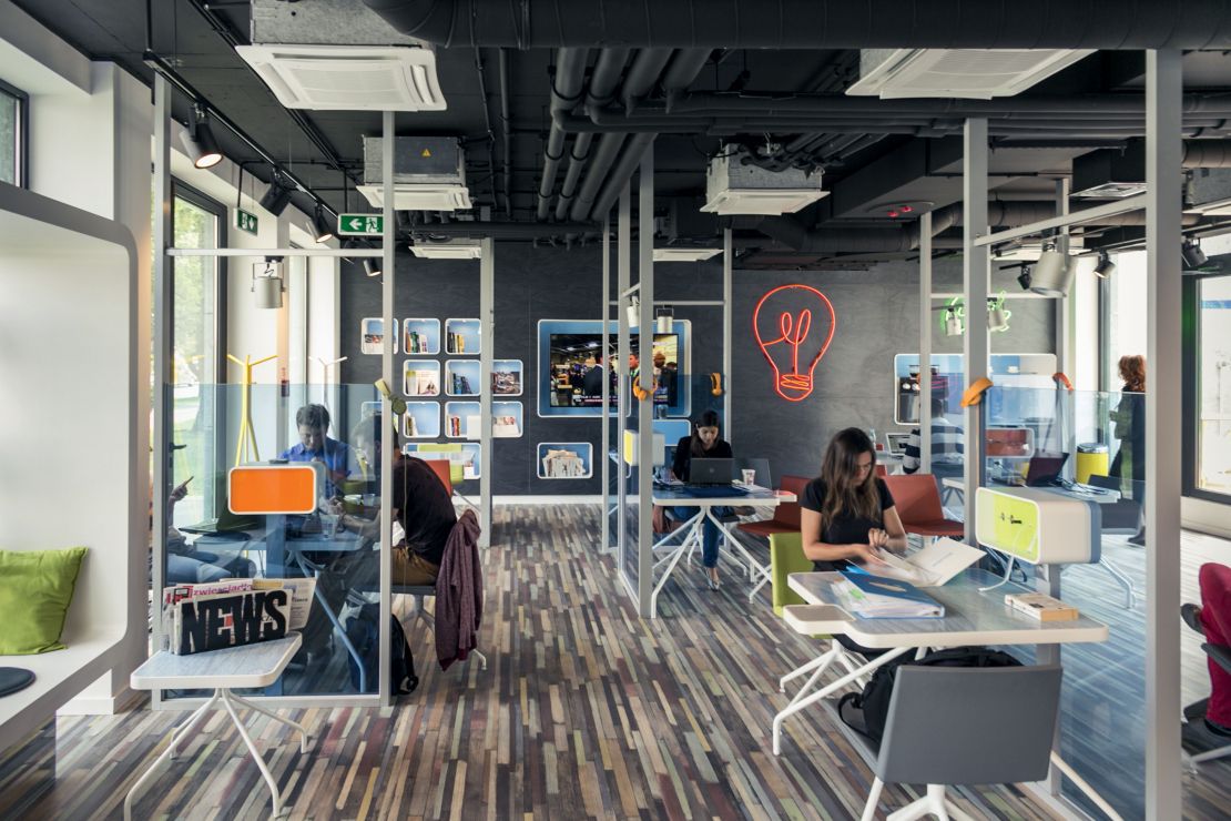 Idea Hub to otwarta przestrzeń coworkingowa, którą na co dzień odwiedzają młodzi i kreatywni ludzie. To tam w miłej atmosferze, przy dobrej kawie można realizować indywidualne projekty albo spotkać się z kontrahentami. 
