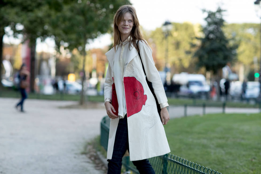 Street fashion: modelki off duty na Paris Fashion Week SS17