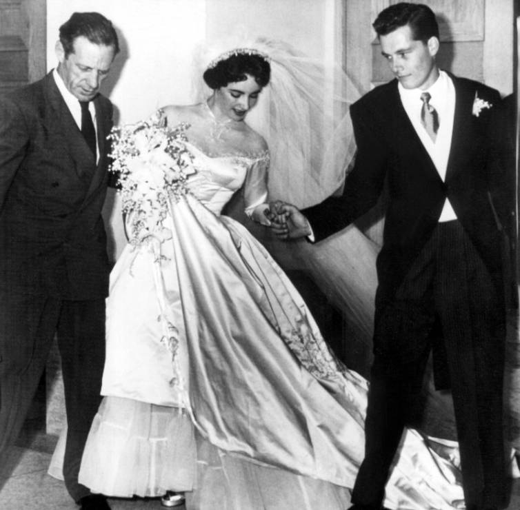 Słynne suknie ślubne gwiazd, Elizabeth Taylor, 1950 rok