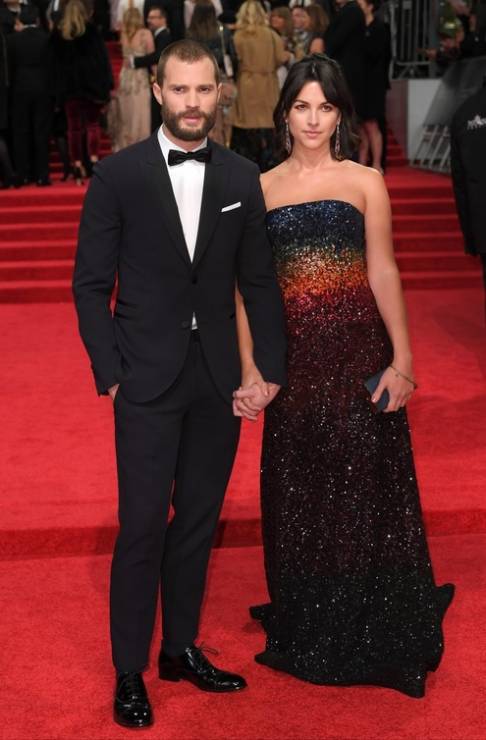 BAFTA 2017: Jamie Dornan i  Amelia Warner (w sukni Ong Oaj Pairam)