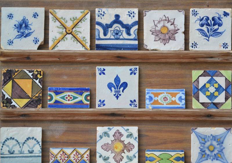 Mauretańskie wpływy widoczne są także na wzorach azulejos, czyli ozdobnych ceramicznych kafli, charakterystycznych dla Andaluzji.