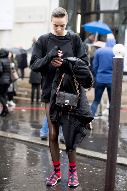 Street fashion: modelki off duty na Paris Fashion Week AW17