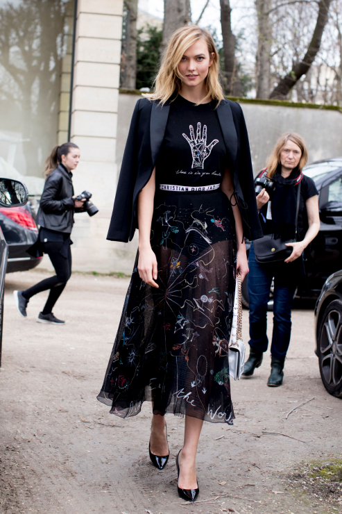 Street fashion: modelki off duty na Paris Fashion Week AW17