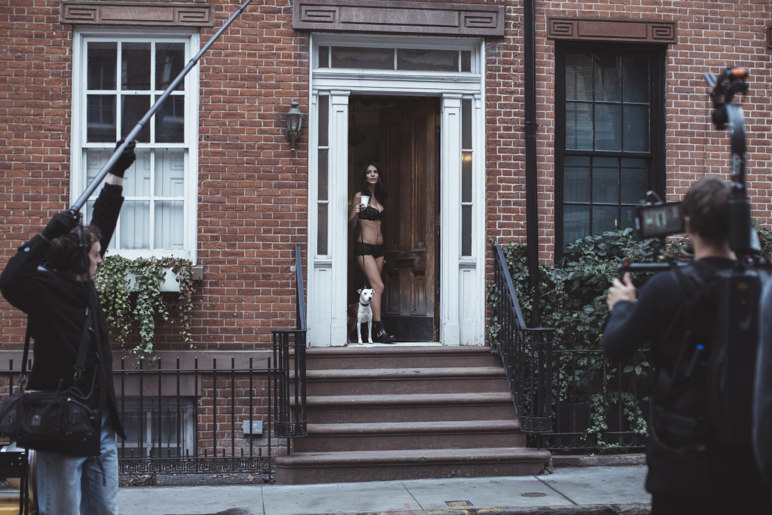 Emily Ratajkowski w kampanii DKNY Intimates wiosna-lato 2017