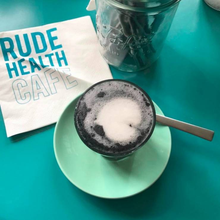 Trendy kulinarne 2017: czarne latte z węglem aktywnym