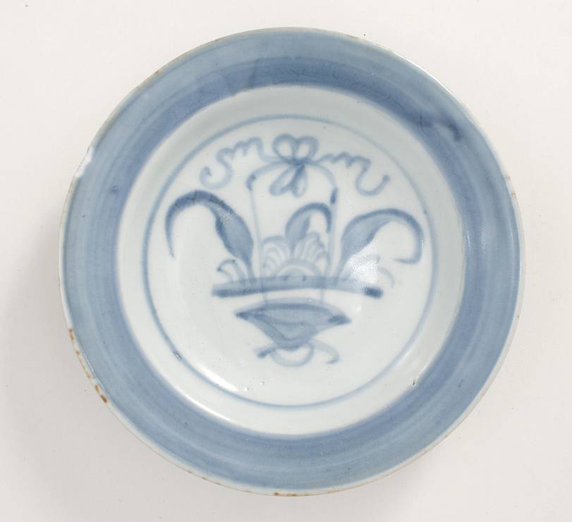 Talerzyk,  porcelana, malatura kobaltem podszkliwnym, Chiny epoka Qing okres Jiaqing (1796-1820), zbiory prywatne, fot.B.Szafrańska