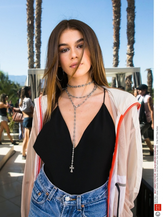 Coachella 2017, Kaia Gerber w kurtce DKNY