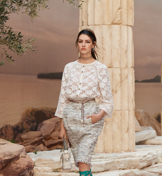 Chanel Resort 2018 - bluzka z ażurami, spódnica