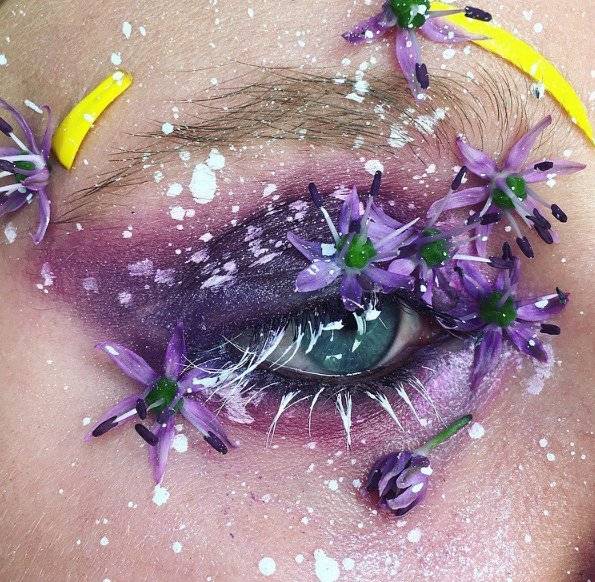 Makijaż oka z kwiatami