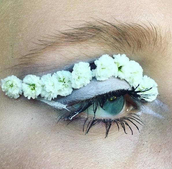 Make up z białymi kwiatami
