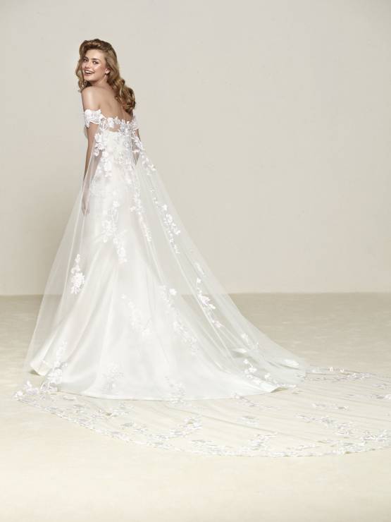 Suknia ślubna Pronovias model Drileas