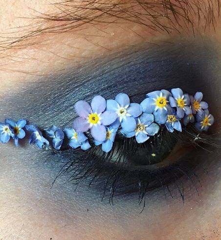 Makijaż kwiatowy niebieski
