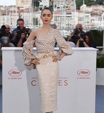 Cannes 2017: Lily Collins w looku Johanna Ortiz podczas konferencji prasowej filmu "Okja"