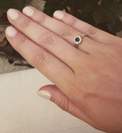 Jak nosić pierścionek zaręczynowy przed ślubem?