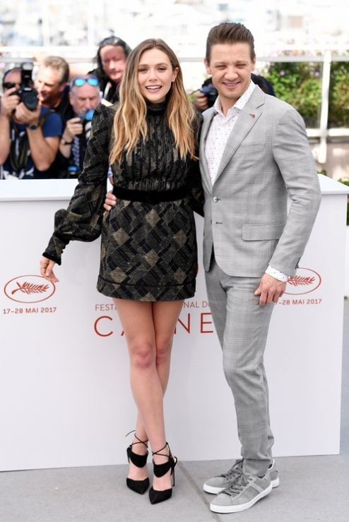 Cannes 2017: Elizabeth Olsen (w sukience Marc Jacobs) i Jeremy Renner  na konferencji prasowej filmu "Wind River"