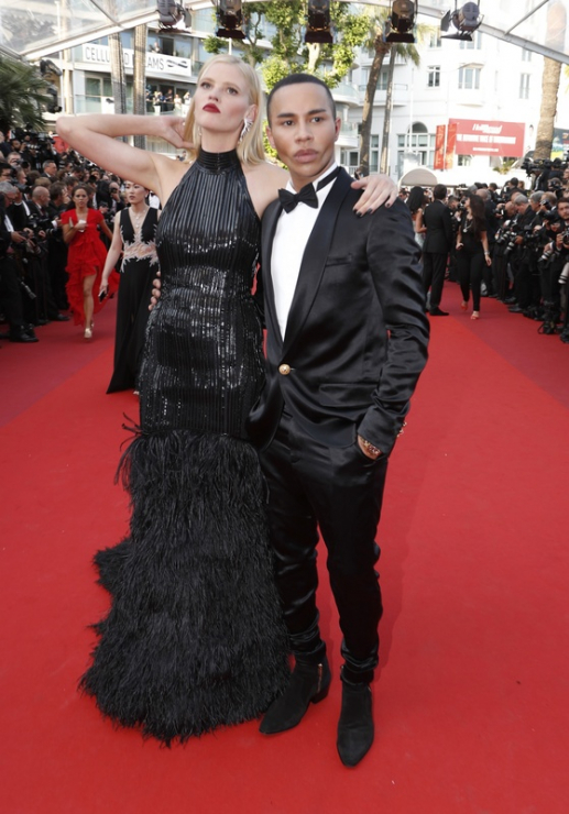 Cannes 2017: Lara Stone (w sukni Balmain) i Olivier Rousteing na premierze filmu "The Beguiled"