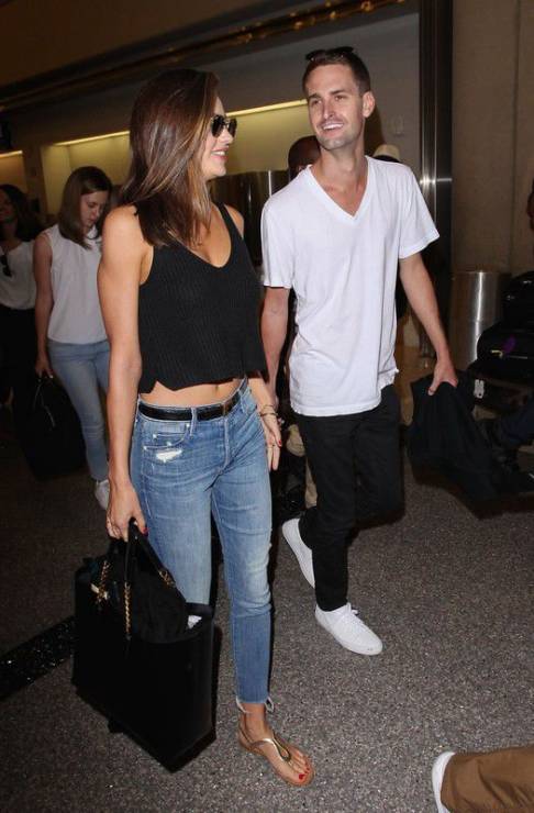 Miranda Kerr i Evan Spiegel na lotnisku w Los Angeles, 2015 rok