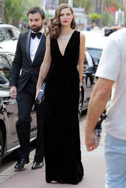 Bianca Balti (w sukni Dolce & Gabbana) w drodze na galę amfAR