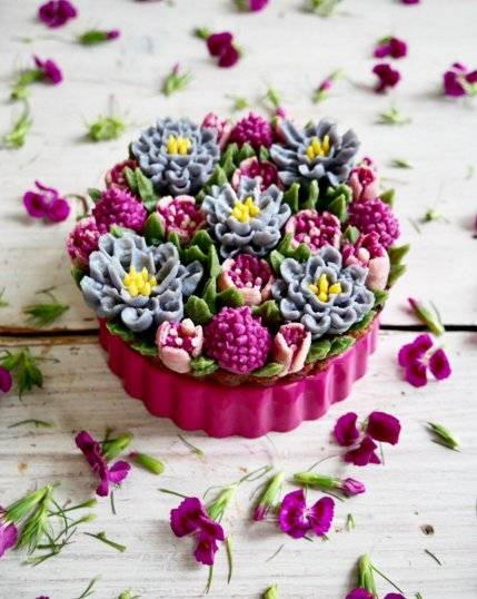 Wegańskie ciasta wyglądające jak bukiet kwiatów