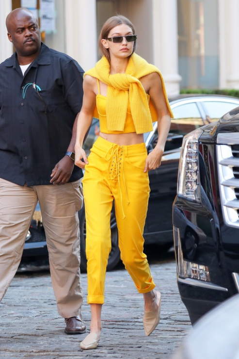 Gigi Hadid w żółtej stylizacji