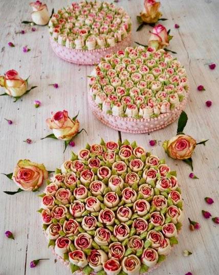 Wegańskie ciasta wyglądające jak bukiet kwiatów