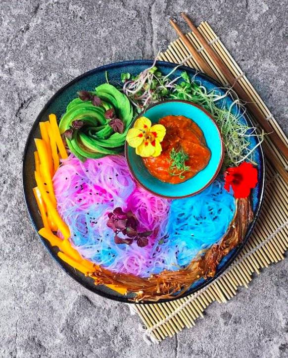 Tęczowe dania z Instagrama - unicorn noodles