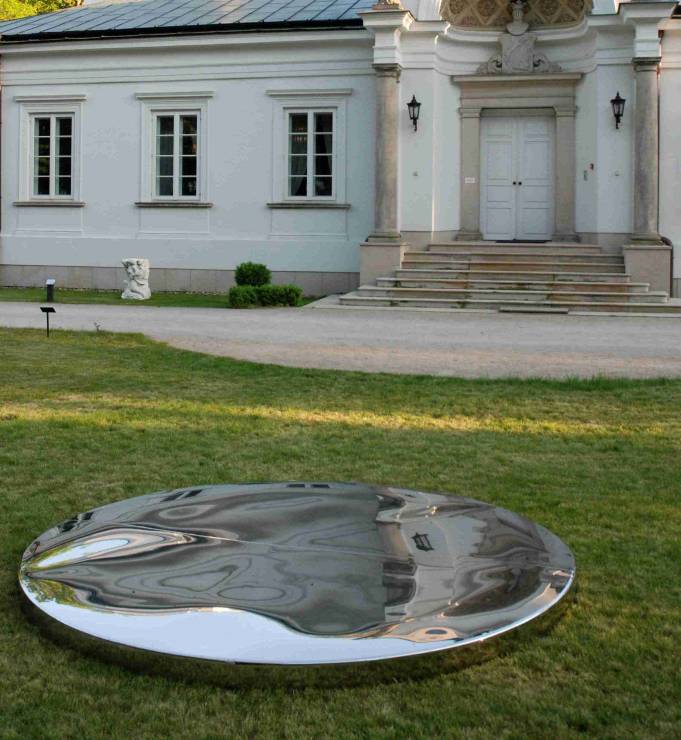 Nowy projekt Pawła Grobelnego dla przestrzeni publicznej -
 wielkoformatowe lustro przed pałacem Brendta w Centrum Rzeźby Polskiej w Ońsku