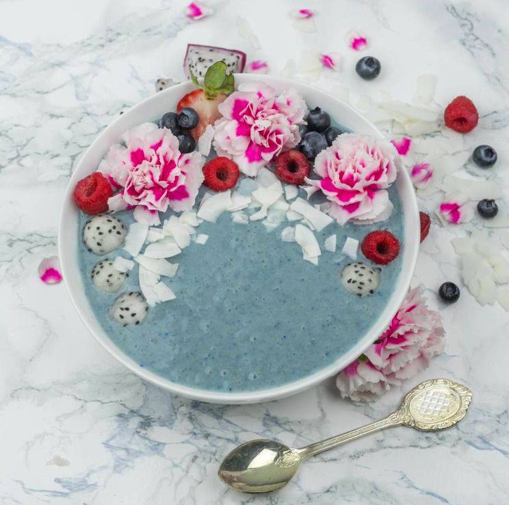 Tęczowe dania z Instagrama - niebieskie matcha bowl