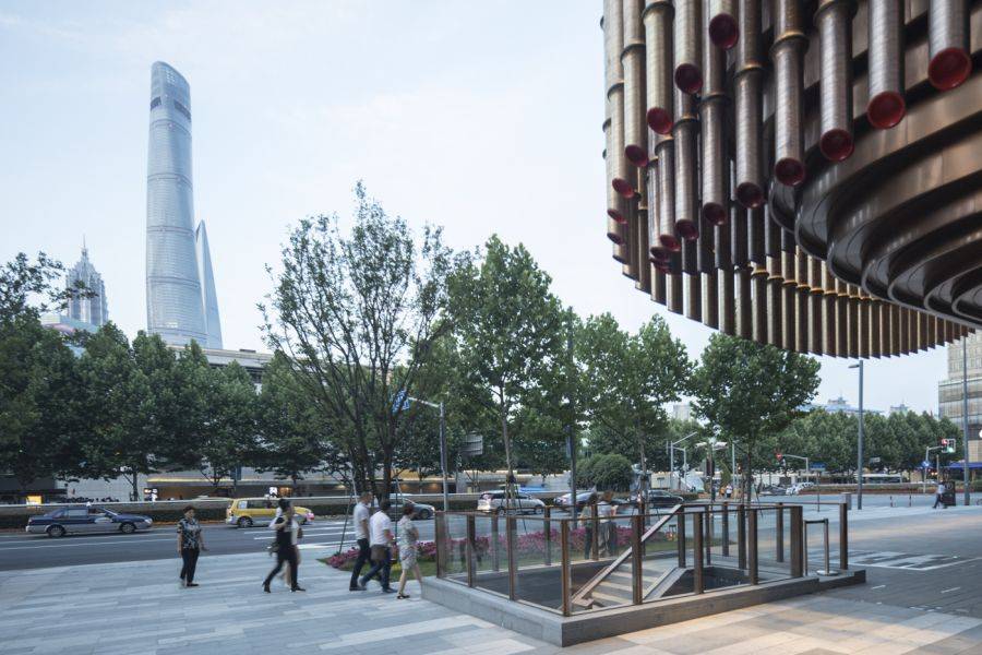 Ruchoma fasada Centrum Finansowego w Szanghaju, fot. Laurian Ghinitoiu
