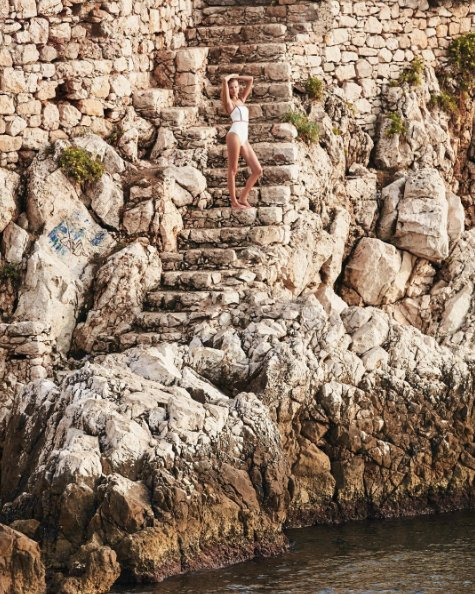 Magdalena Frąckowiak reklamuje kostiumy kąpielowe Solid & Striped