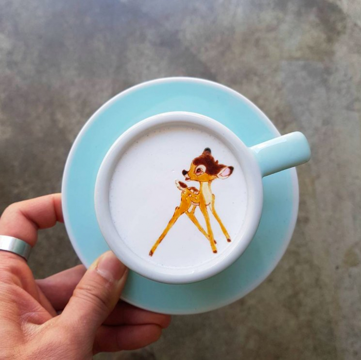 Artystyczne latte ze znanymi dziełami sztuki