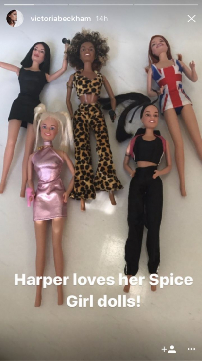 Harper Beckham bawi się lalkami Spice Girls