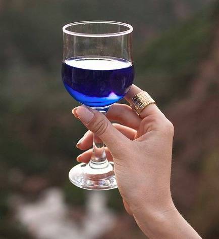 Niebieskie wino to najmodniejszy alkohol tego lata. Gdzie je kupić?