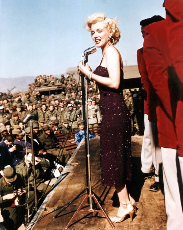 Marilyn Monroe na spotkaniu z żołnierzami w Korei