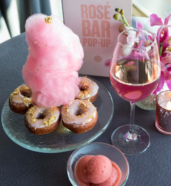 Pop-Up Bar z różowym winem - pączki z rosé i watą cukrową