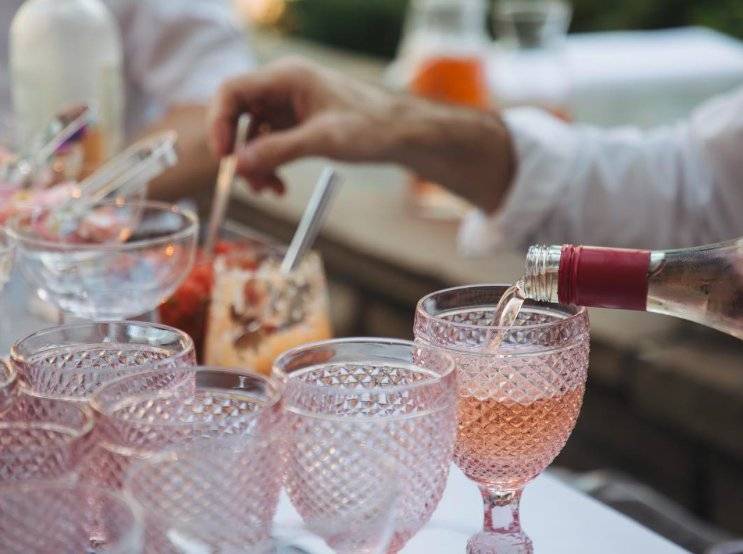 Pop-Up Bar z różowym winem - idealne miejsce na miłośników rosé