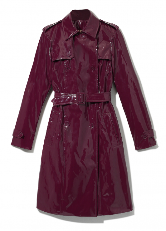 Lakierowany płaszcz Reserved, który ma na sobie Kate Moss w kampanii