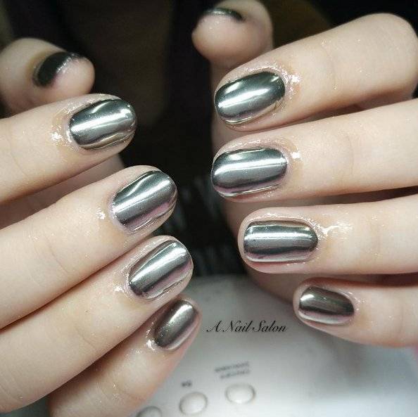 Metaliczny srebrny manicure