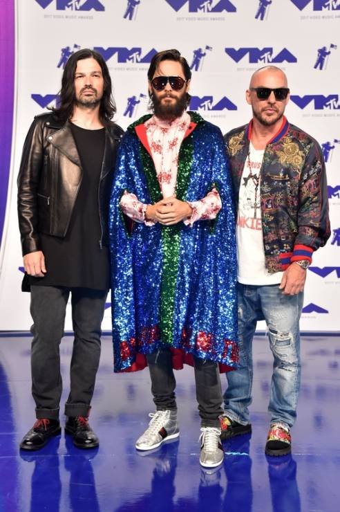 MTV Video Music Awards 2017: Tomo Milicevic, Jared Leto (w Gucci) i Shannon Leto z zespołu 30 Seconds to Mars