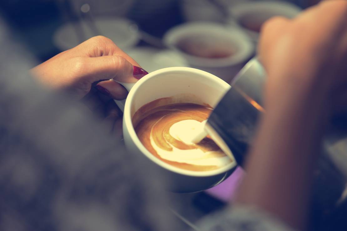 Co szkodzi budowie mięśni brzucha? Kawa z mlekiem